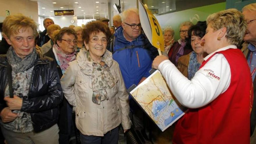 Turistas austríacos en el aeropuerto de San Javier.