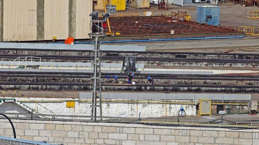 Trabajadores de Barreras sobre la plancha colocada en la grada uno del astillero.