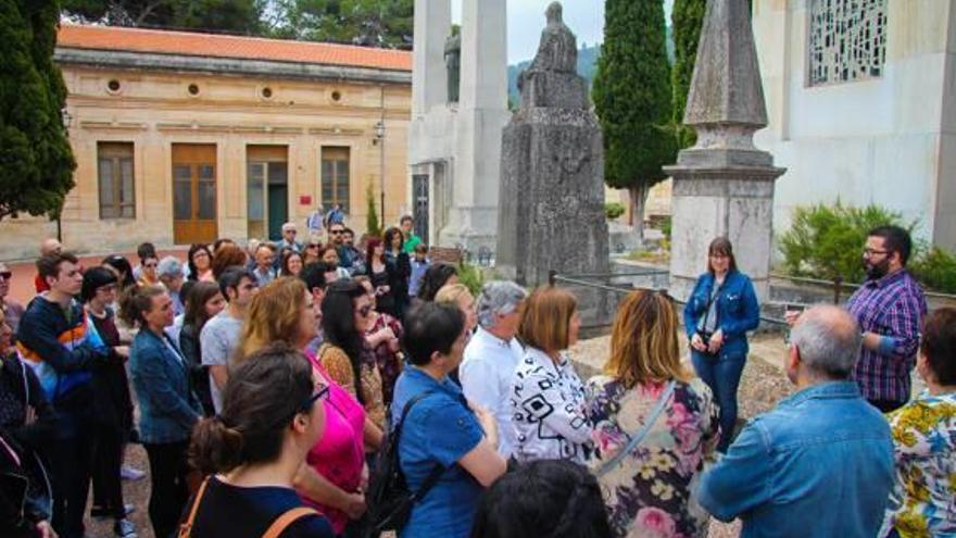 El cementerio de Alcoy acogió durante la noche del sábado y la mañana de ayer sendas rutas guiadas para dar a conocer sus innumerables atractivos.