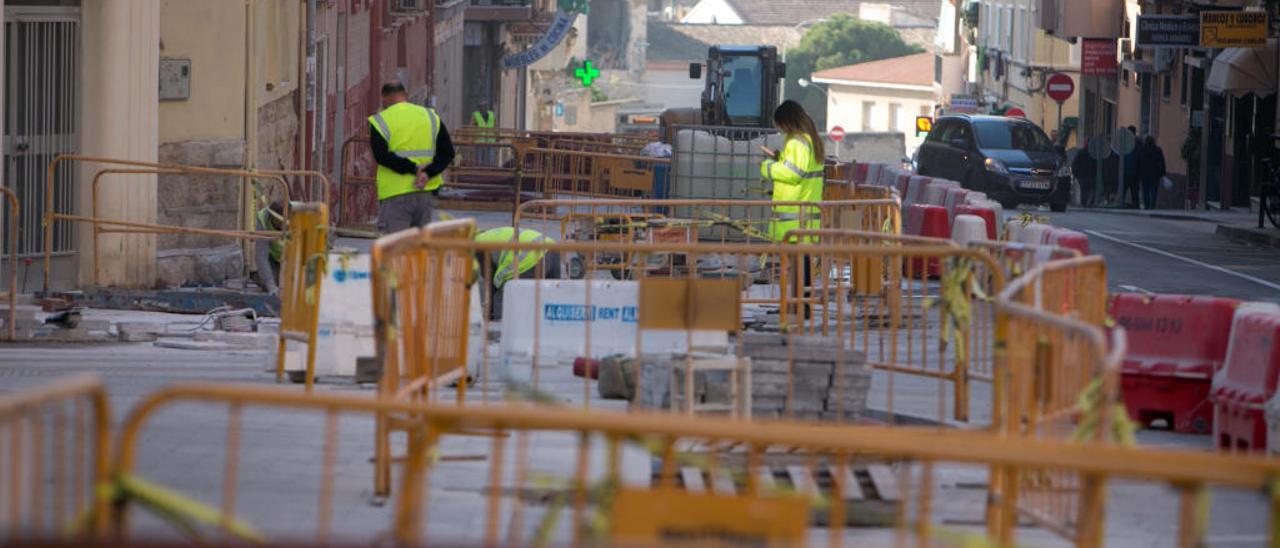 Obras de ampliación de aceras en la calle Alcalde Suárez Llanos de Alicante.