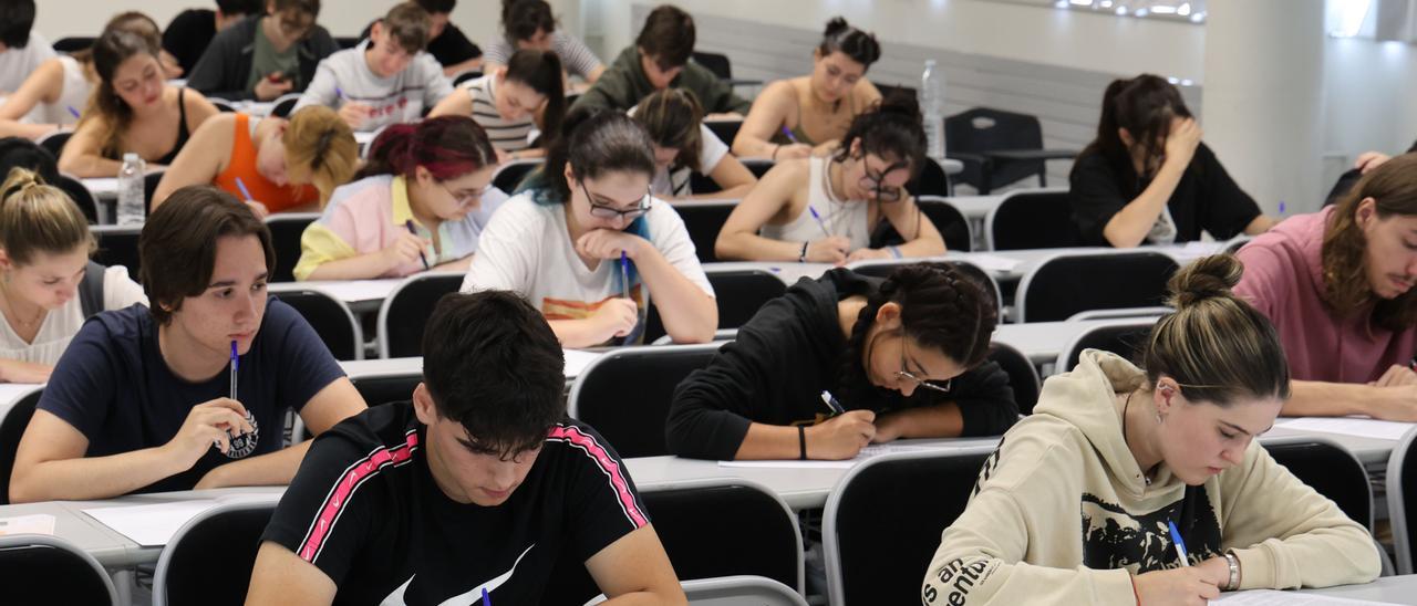 Estudiantes realizando la prueba extraordinaria de la ABAU esta semana.