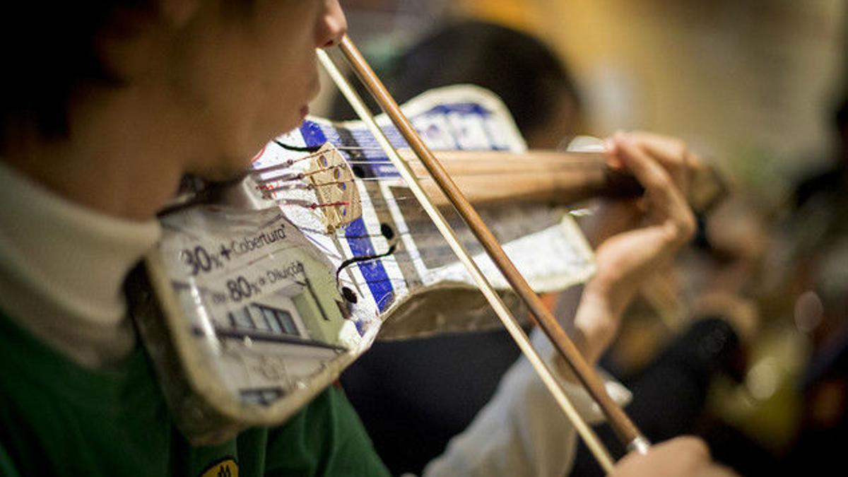 Orquesta Cateura que toca instrumentos reciclados.