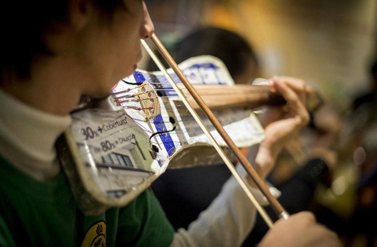 orquesta-cateura-que-toca-con-instrumentos-reciclados orquesta-cateura-que-toca-con-instrumentos-reciclados