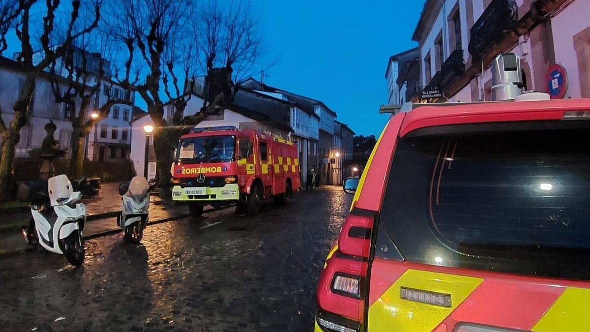 Imagen de archivo de efectivos de Bomberos de Santiago durante una intervención en la rúa do Hospitaliño