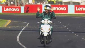 Vettel , sin casco y sin las manos en el manillar del scooter que ha pilotado en Australia