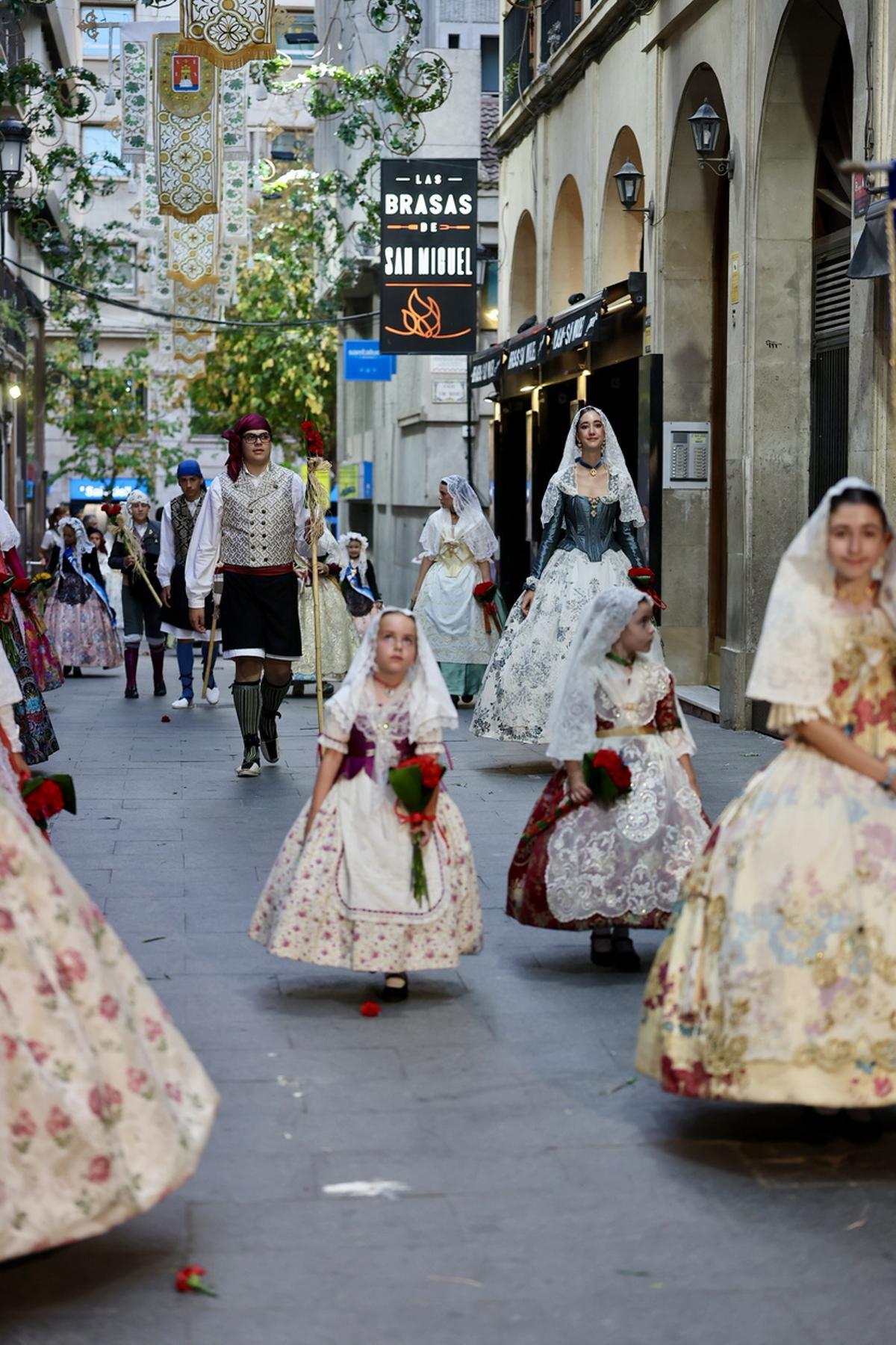 Primera sesión de la Ofrenda en las Hogueras de Alicante con mucha presencia fallera