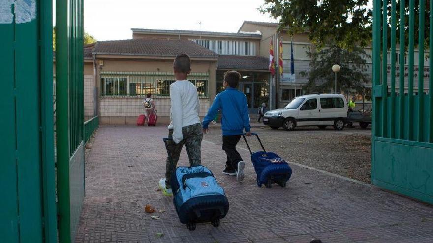 Dos niños entran al colegio.