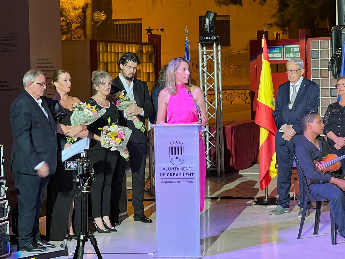 La alcaldesa Lourdes Aznar pone el broche al acto de reconocimiento, anoche