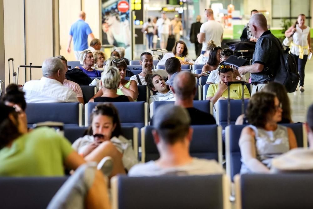 Largas colas para pasar el control de seguridad del aeropuerto de Ibiza