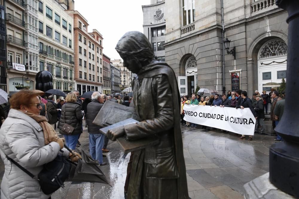 Concentración a favor de los Premios Líricos de Oviedo