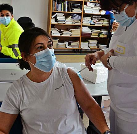 La vacuna llega a los centros de salud con 127 sanitarios inmunizados en Cangas y Moaña
