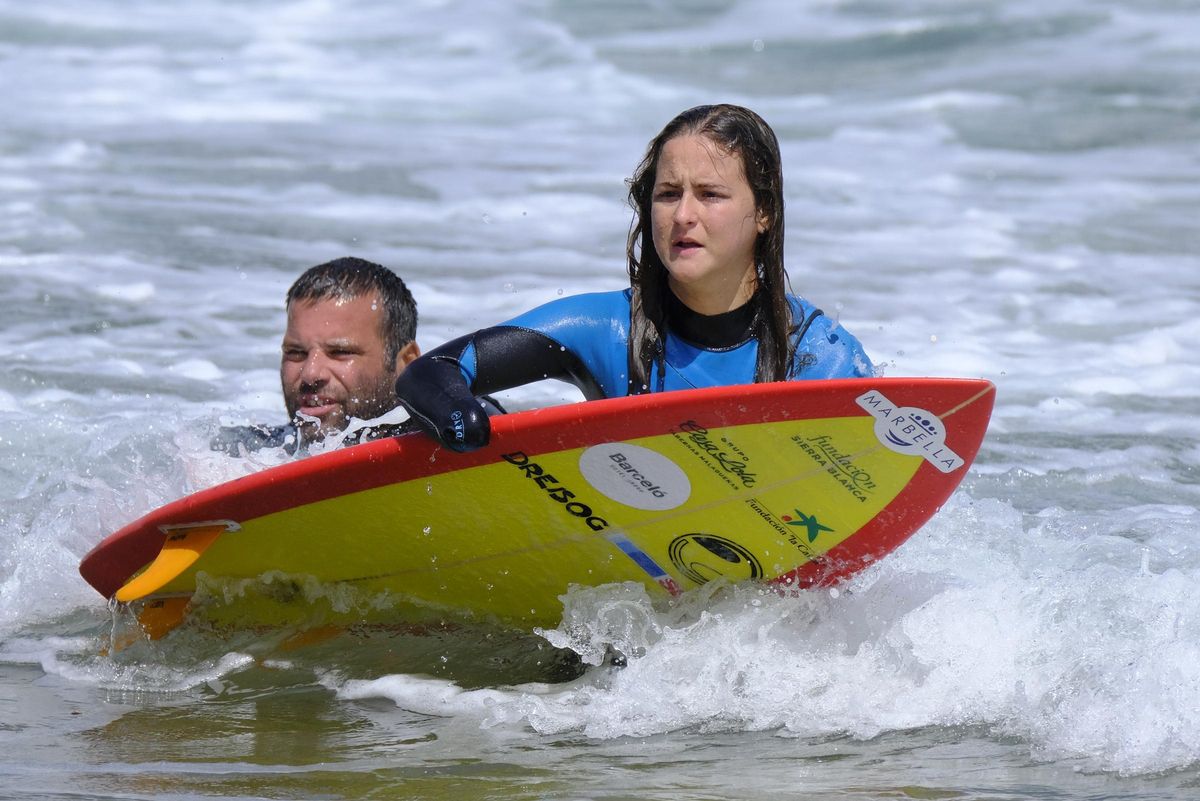 Sarah Almagro junto a su tabla y Ale Barbosa en La Cícer