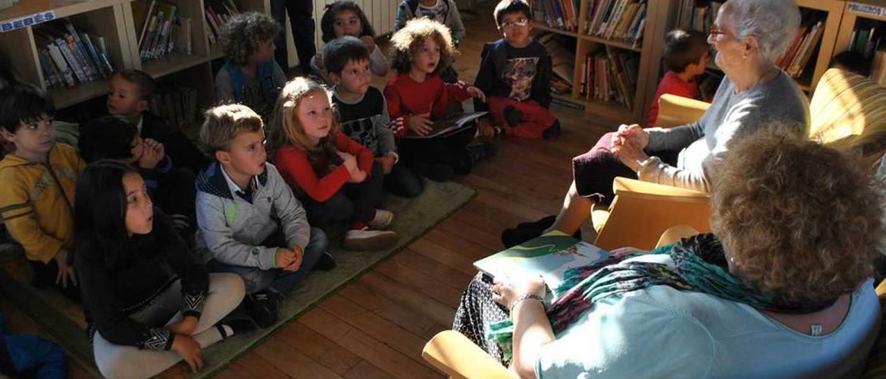 Un grupo de niños coañeses, durante una de las sesiones del taller infantil de fomento de la lectura.