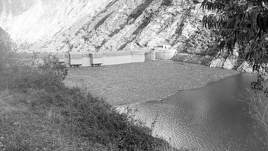 El embalse de Calabazos, en Cangas del Narcea, en una imagen tomada la semana pasada.