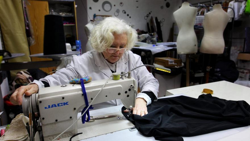 Fina Llach (Castelló): «La ‘guitarreta’ es lo más laborioso a la hora de coser la vesta»