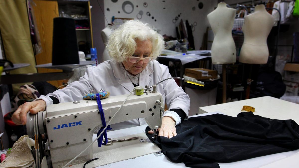 Fina Llach, en su taller de costura de Castelló que regenta junto a su hermana, Trini.