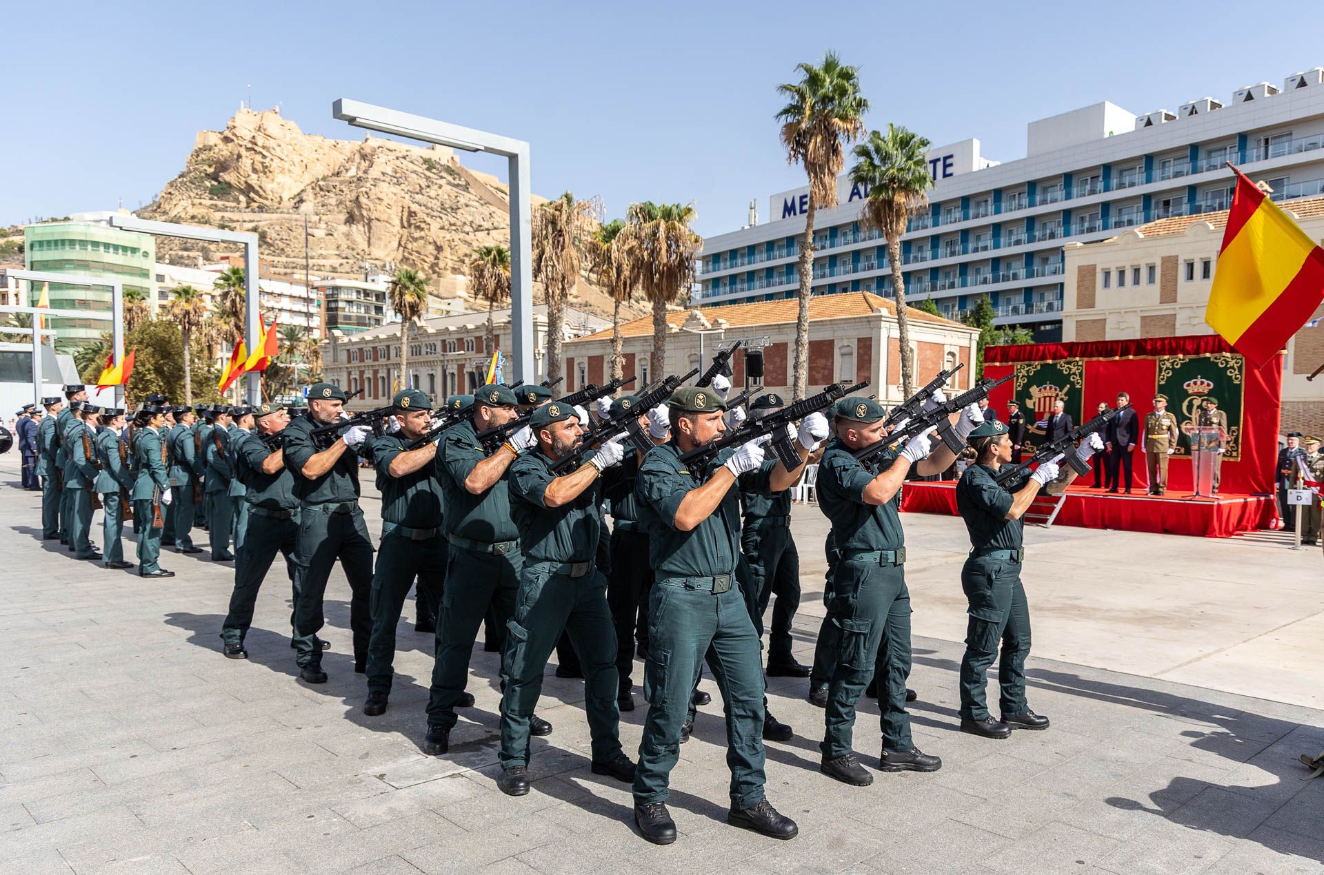 La Guardia Civil de Alicante celebra el día de la Virgen del Pilar en el Puerto
