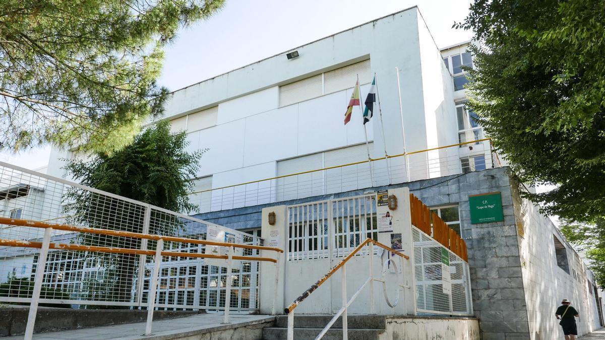 Foto de archivo de la fachada del colegio Lope de Vega de Badajoz.