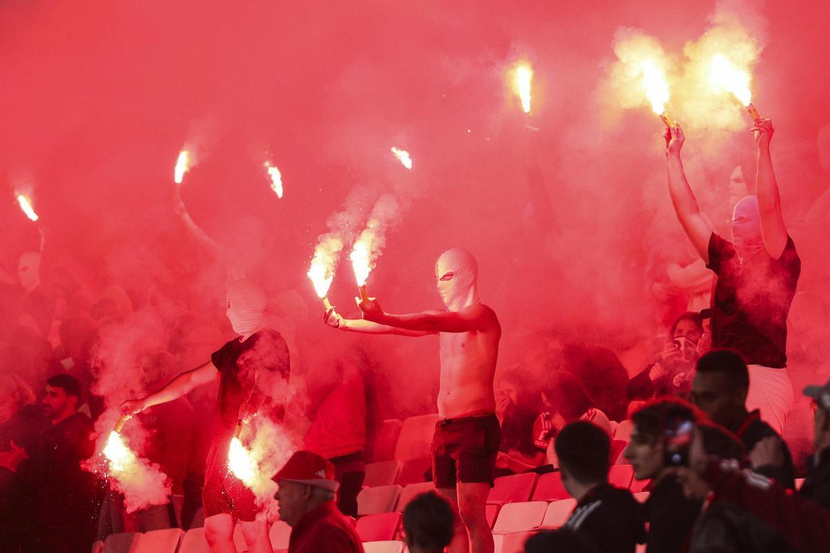 Los seguidores del Benfica con bengalas en el Da Luz