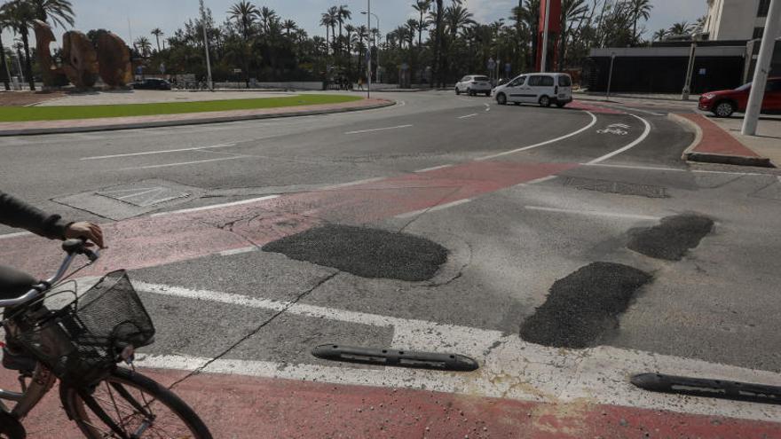 Los baches que obligaron ayer a parchear la avenida del Alcalde Vicente Quiles