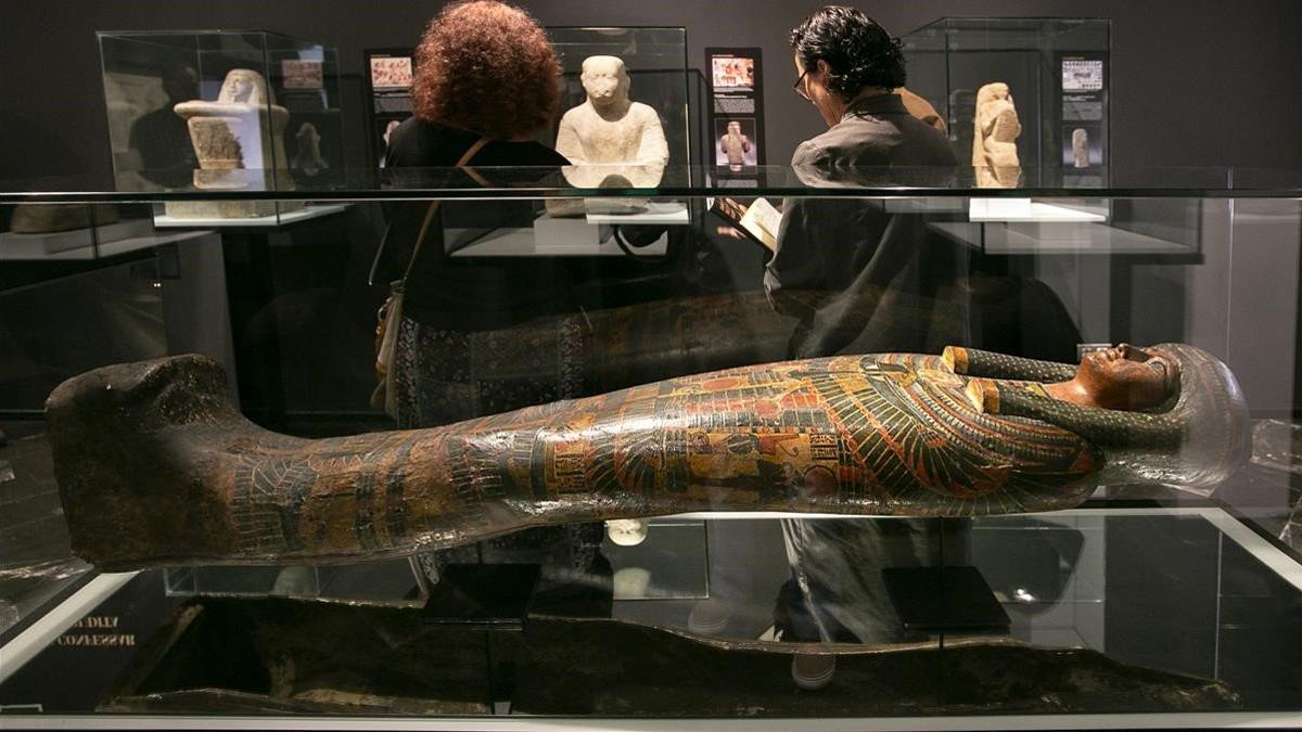 Cartonaje de la Dama de la Casa llamada Djedmontuiuesankh, en la muestra del Egipci.