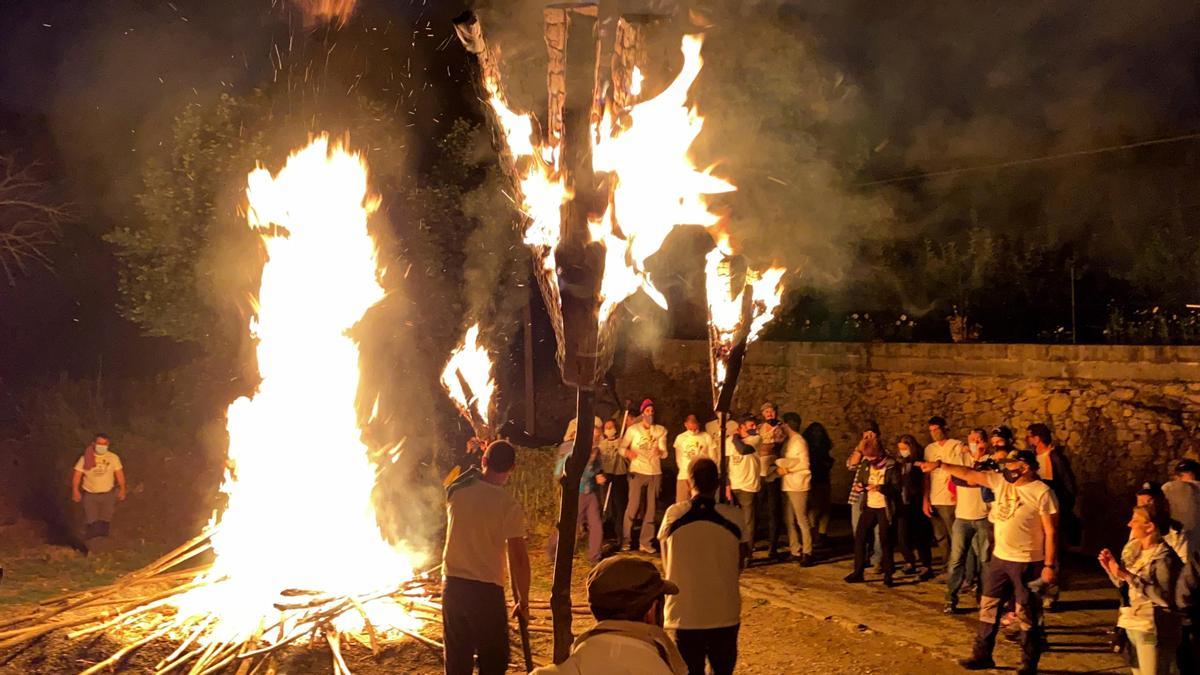 Les flames de diverses falles en el moment en què els fallaires estan a punt de deixar-les cremar al foc de la plaça Major d&#039;Alàs