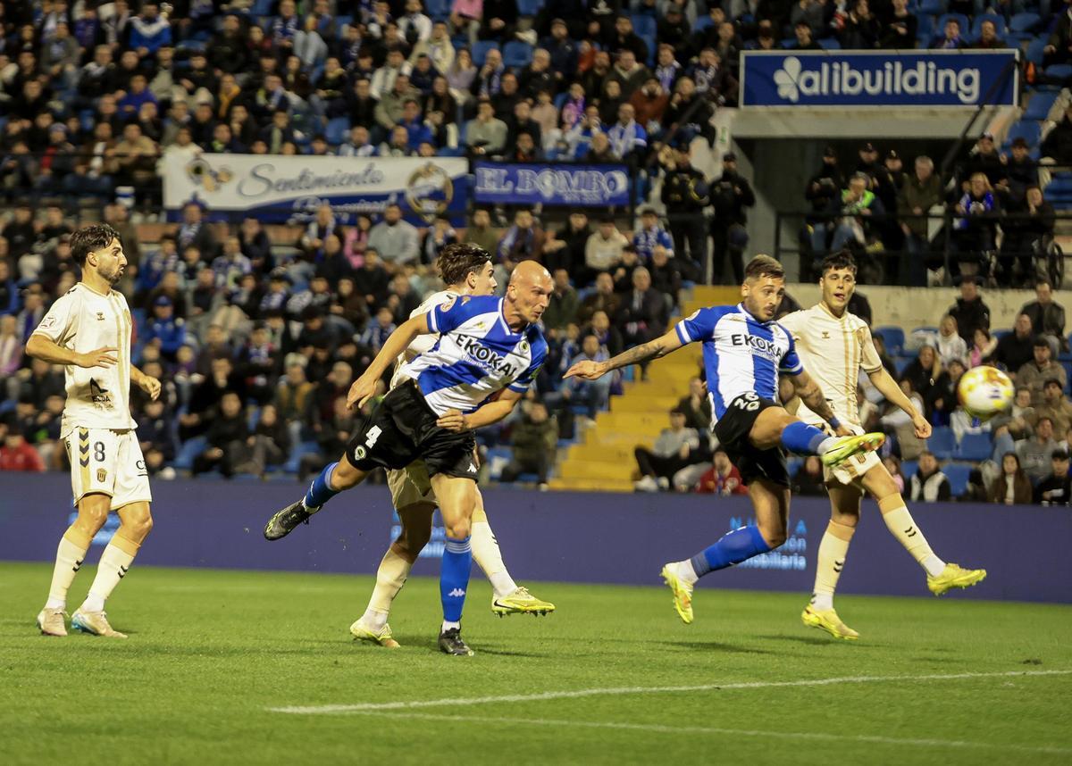 Alejandro Sotillos saca un balón durante el asedio de Eldense en la segunda parte del derbi.
