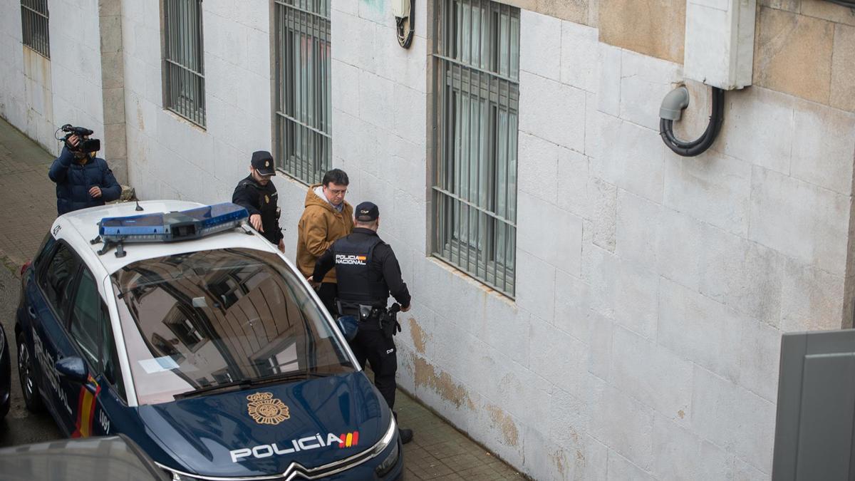 Dos agentes de Policía Nacional llevan al acusado de un triple crimen, José Luis Abet, a la Audiencia Provincial de Pontevedra.