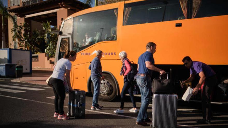 Varios turistas abandonan un hotel en Adeje.