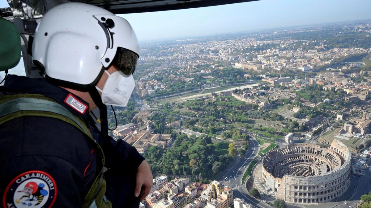 Un carabinieri patrullando sobre Eur.