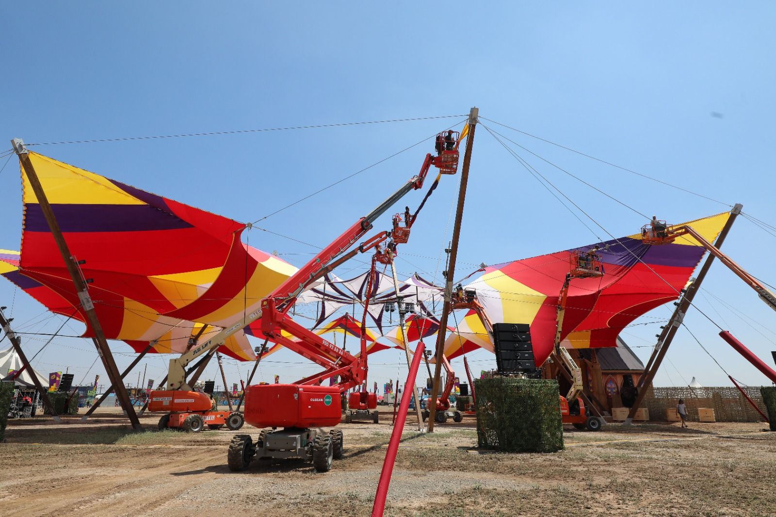 En imágenes | Montaje del escenario del Monegros Desert Festival