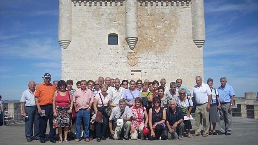 Foto de familia de los excursionistas ante el castillo de Peñafiel.