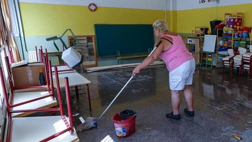 Una trabajadora del servicio de limpieza de colegios ayer en un aula del Reyes Católicos.