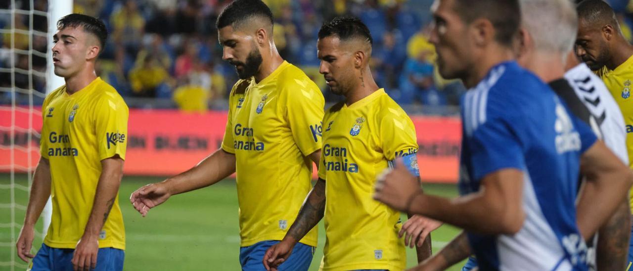 De izquierda a derecha, Alberto Moleiro, Álex Suárez y Jonathan Viera se retiran al túnel de vestuarios del Estadio de Gran Canaria al descanso del partido de la UD frente al Real Zaragoza. | | JOSE C. GUERRA