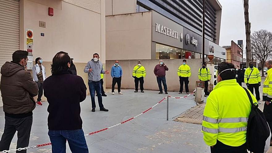 Una de las dos asambleas de trabajadores de ayer.