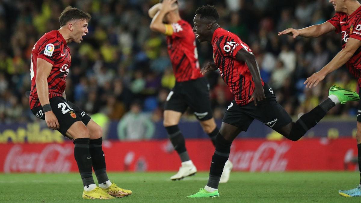 Amath celebra con Gio el gol ante el Villarreal