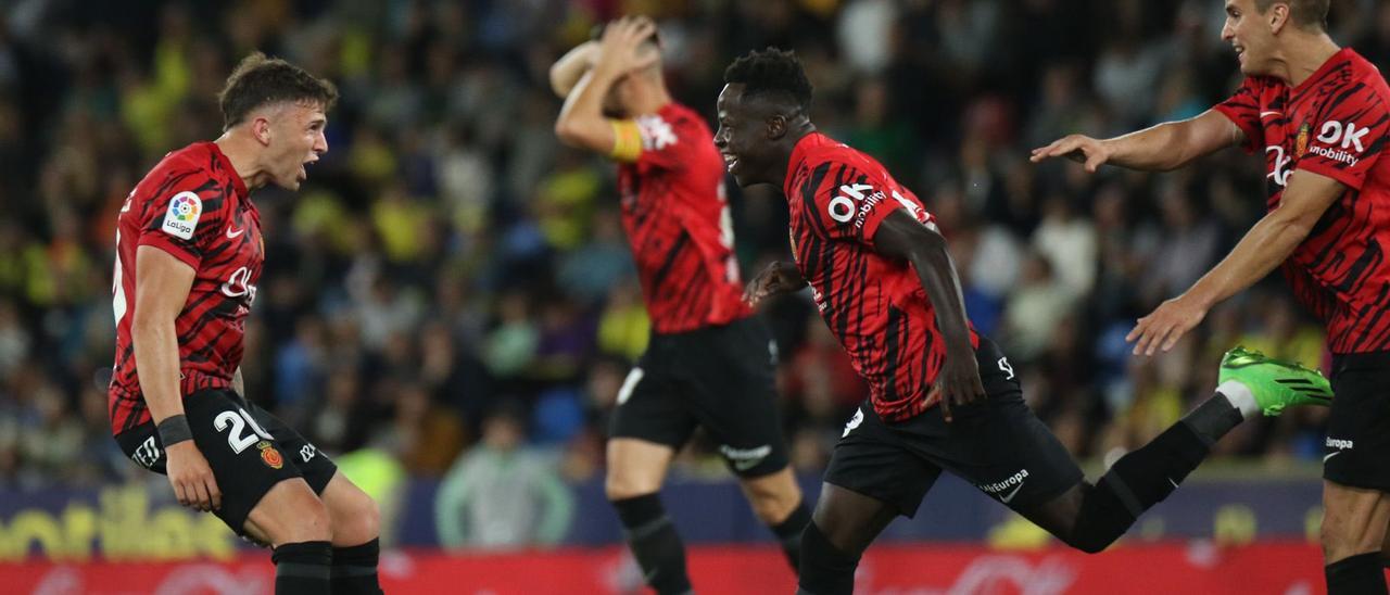 Amath celebra con Gio el gol ante el Villarreal.