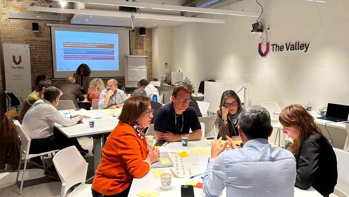 Sessió de treball dels especialistes en gestió de persones reunits en la trobada organitzada per la Fundació Factor Humà.