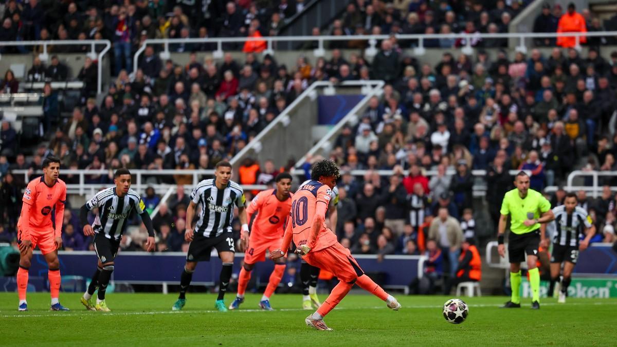 Lamine, en el momento del lanzamiento del penalti