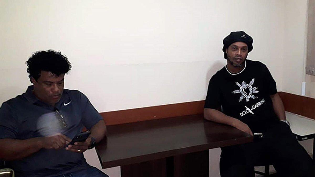 Ronaldinho Gaucho y su hermano Roberto de Assis, durante su detención en Paraguay