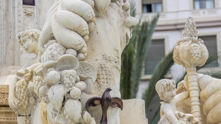 La fuente de la Plaza de los Luceros no pasa por su mejor momento