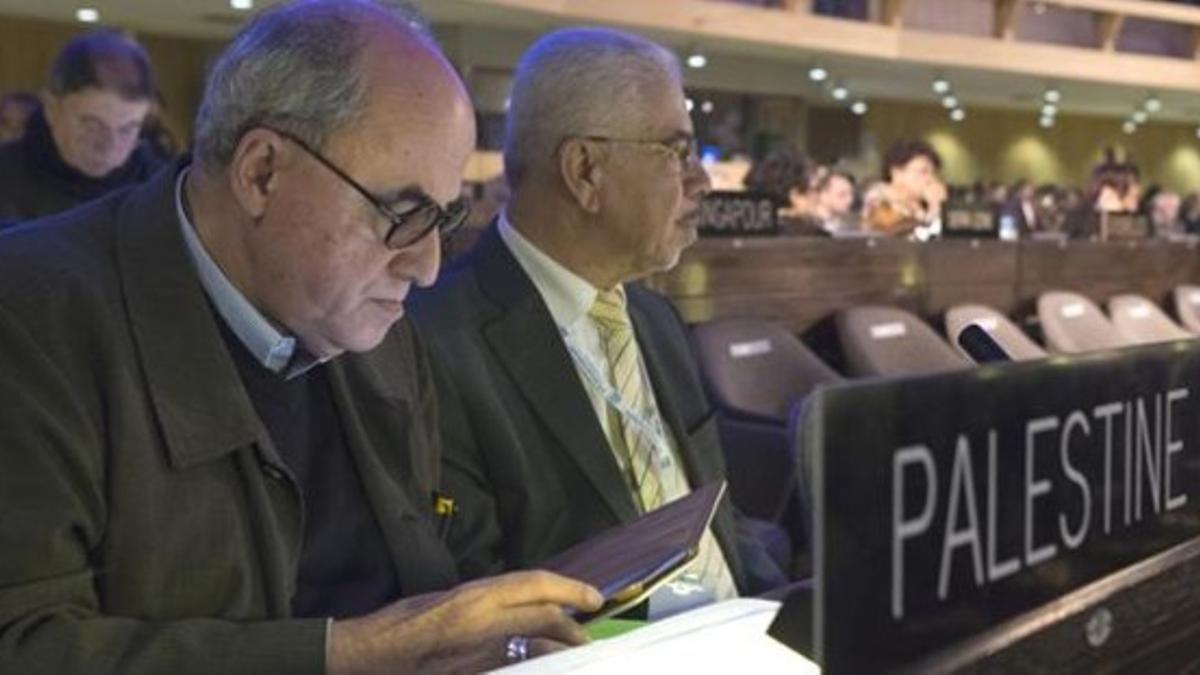 Elias Sanbar (izq), embajador de Palestina en la Unesco, durante una sesión de la conferencia general del organismo, este viernes en París.