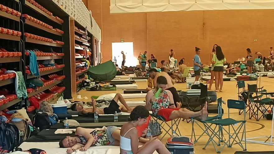 Interior del polideportivo de Cullera, con los asistentes al Medusa Festival.