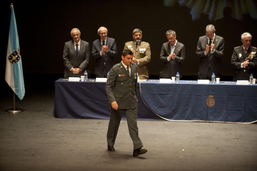 En un acto celebrado en el teatro Colón, se han impuesto las Medallas al Mérito Policial a los integrantes de la Policía Nacional que a lo largo del año han destacado por su entrega al servicio.