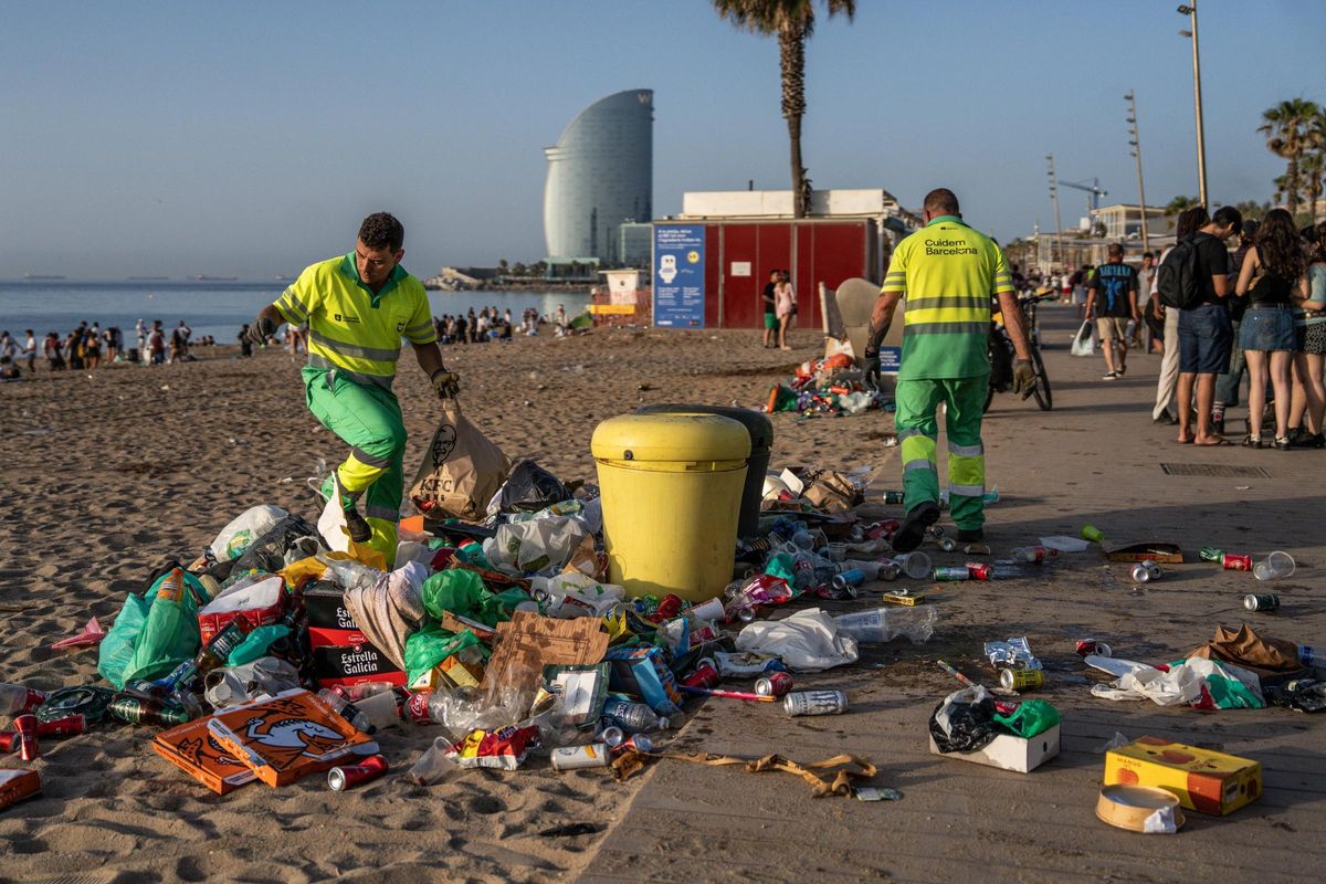Limpieza de las playas de Barcelona tras la verbena de Sant Joan 2025