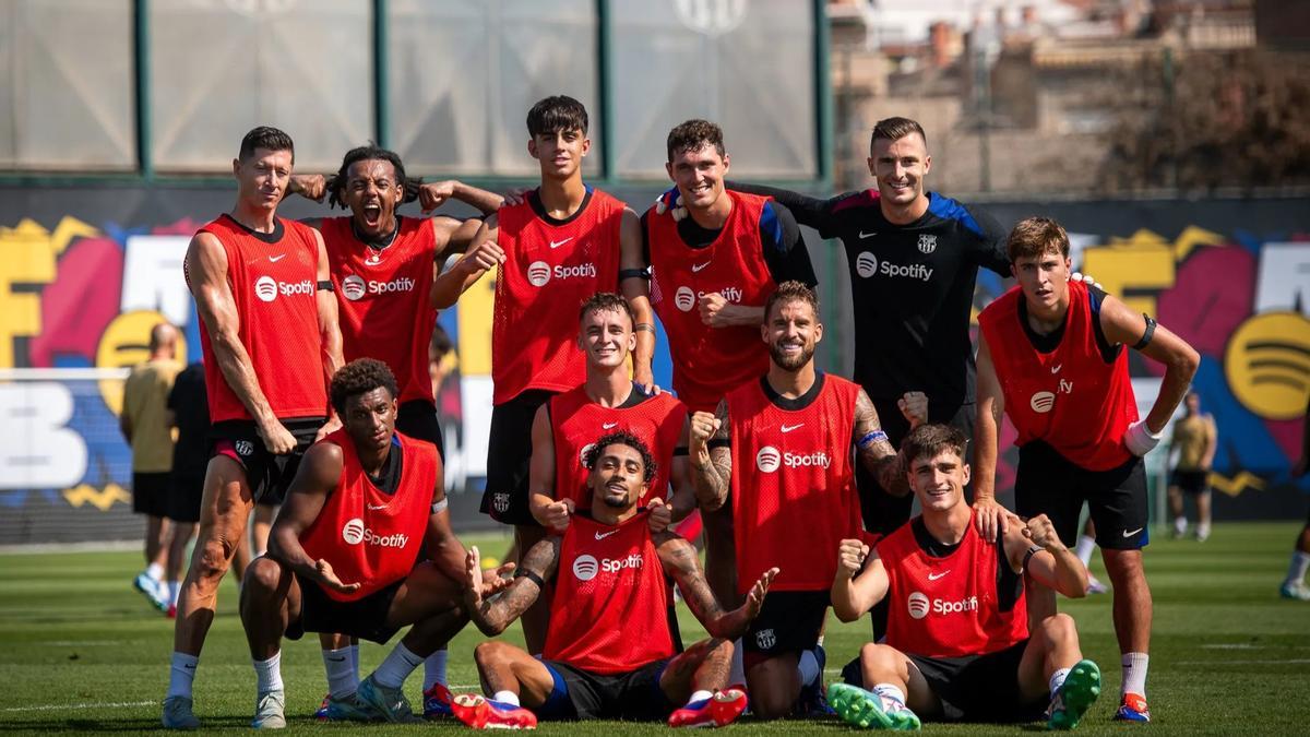 Un equipo del entrenamiento de este dopmingo se fotografía para celebrar su triunfo.