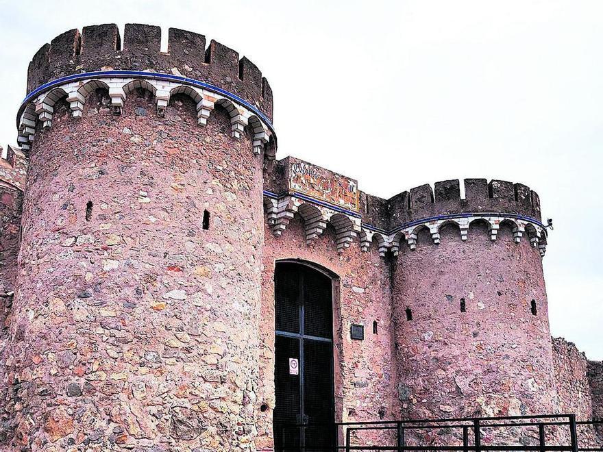 Explorar Onda entre torreones y calles empedradas