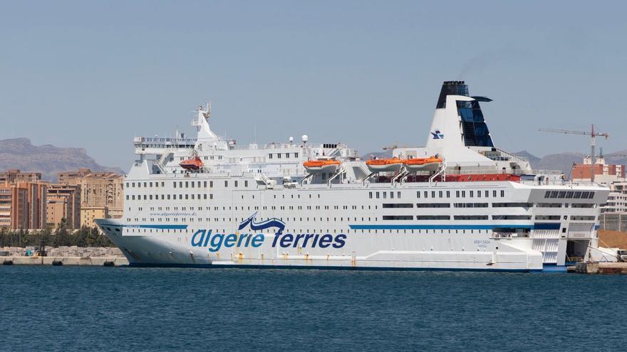 El barco 'Piolín', ahora ferry a Argelia, inmovilizado en Alicante por problemas técnicos