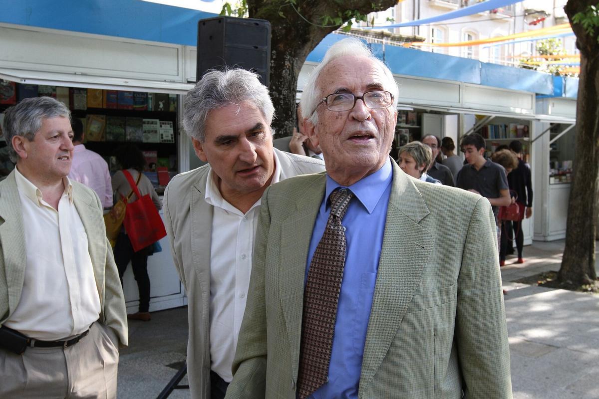 FRANCISCO LOPEZ BARXA DIRECTOR XERAL DE CULTURA Y XOSE NEIRA VILAS ESCRITOR Y PREGONERO EN LA FERIA DEL LIBRO DE OURENSE