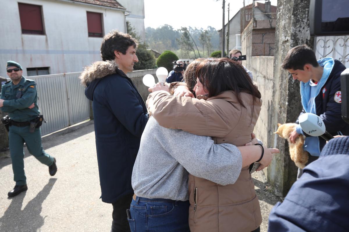La mujer desahuciada, consolada por una vecina